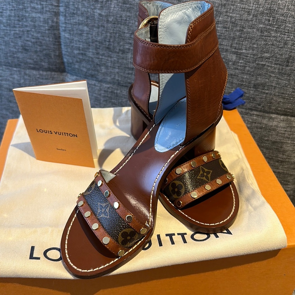 Authentic Louis Vuitton brown Passenger Sandals in 7.5